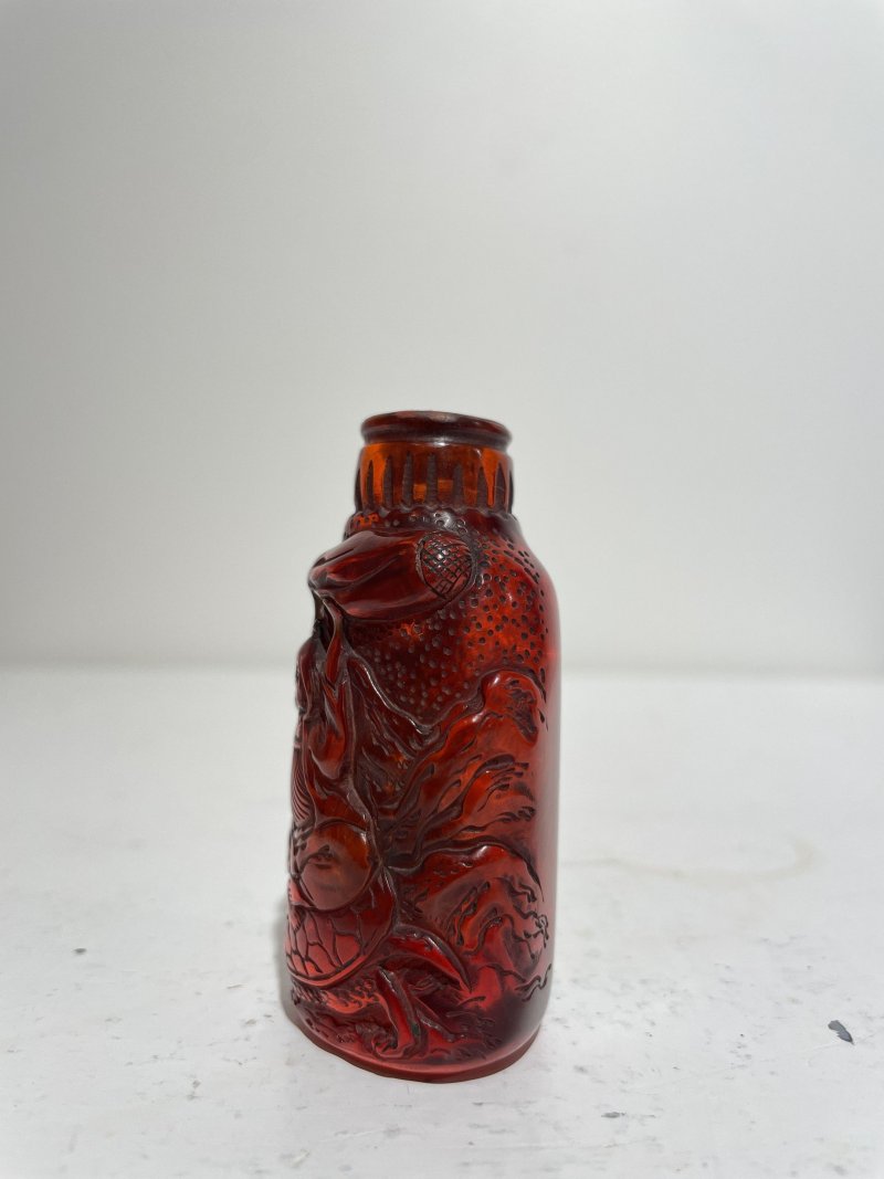 二十世紀 料仿琥珀神人玄武紋鼻煙壺 | A GLASS 'MYTHICAL FIGURE AND XUANWU' SNUFF BOTTLE IMITATING AMBER - 图6