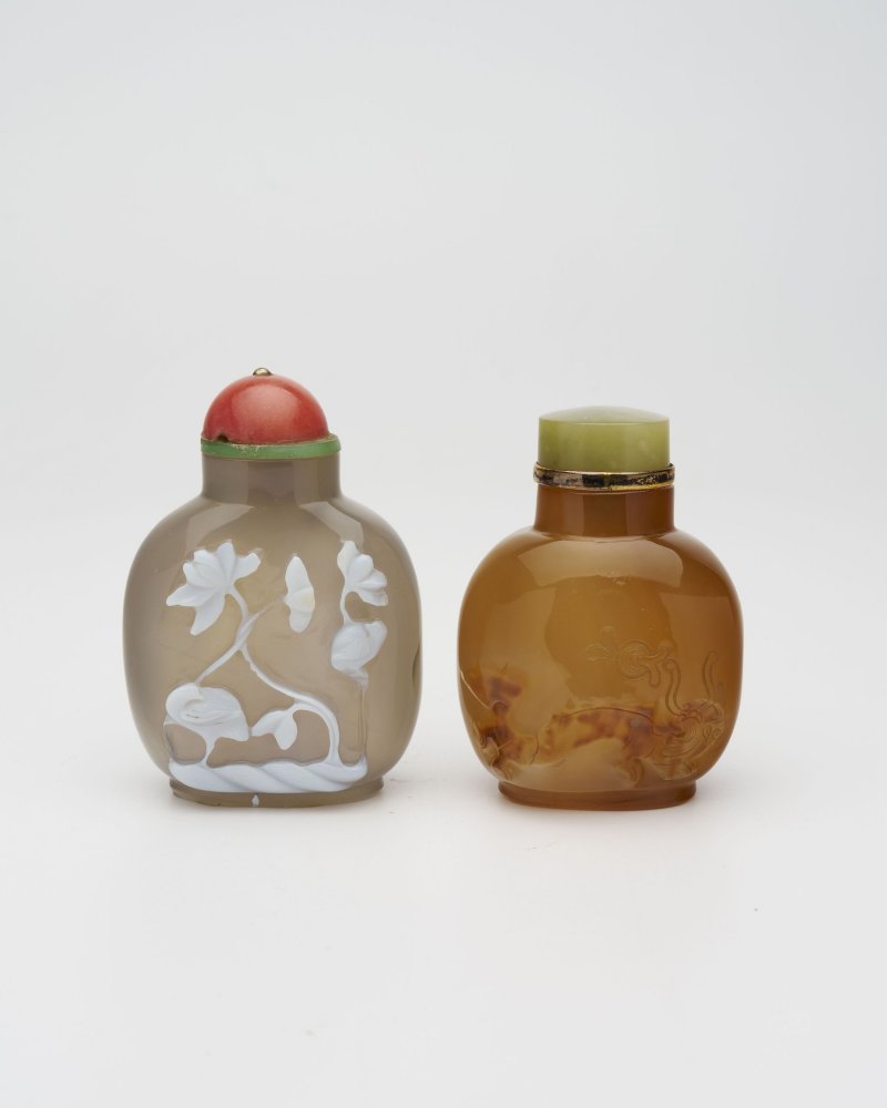 十九/二十世紀 瑪瑙巧雕一路連科紋、神獸紋鼻煙壺二件 | AN AGATE 'EGRET AND LOTUS' AND AN AGATE 'MYTHICAL BEAST' SNUFF BOTTLE