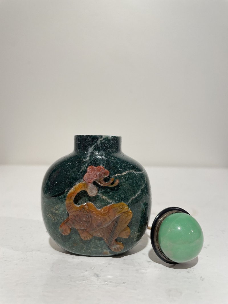 十九/二十世紀 羊肝瑪瑙耄耋紋、水藻瑪瑙鼻煙壺二件 | A JASPER 'CAT AND BUTTERFLY' AND A MOSS AGATE SNUFF BOTTLE - 图39