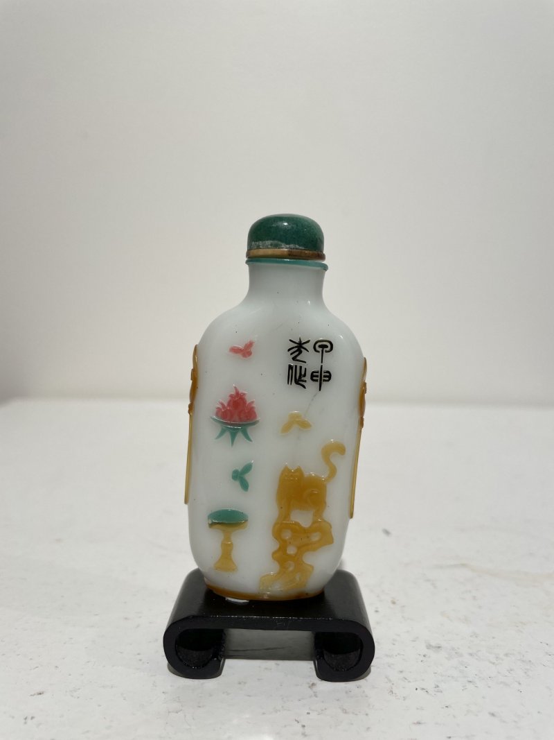 晚清 揚州作涅白地套四色玻璃⌈耄耋•博古⌋鼻煙壺 《正可》款 一八八四年作 | A MULTI-COLOUR OVERLAY MILKY GLASS SNUFF BOTTLE - 图14