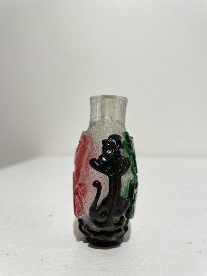 晚清 透明地套雙色玻璃螭龍紋鼻煙壺 | A MULTI-COLOUR OVERLAY GLASS 'CHI-DRAGON' SNUFF BOTTLE - 图17
