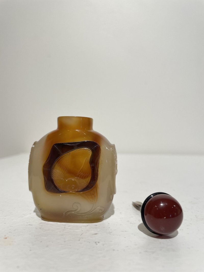 十九世紀 瑪瑙花鳥紋、蔬果紋鼻煙壺二件 | TWO SHADOW AGATE SNUFF BOTTLES - 图20