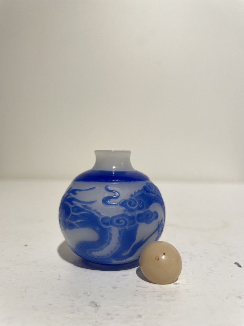 十九/二十世紀 白地套綠玻璃花鳥紋、淺綠地套三色玻璃蝶戀花紋、白地套藍玻璃行龍紋、玻璃胎畫琺琅花卉紋、多色玻璃葫蘆式、白地套墨黑玻璃印章紋鼻煙壺七件 其二⌈古月軒⌋藍料楷書款、⌈乾隆年製⌋青花楷書款 | SEVEN GLASS SNUFF BOTTLES - 图84