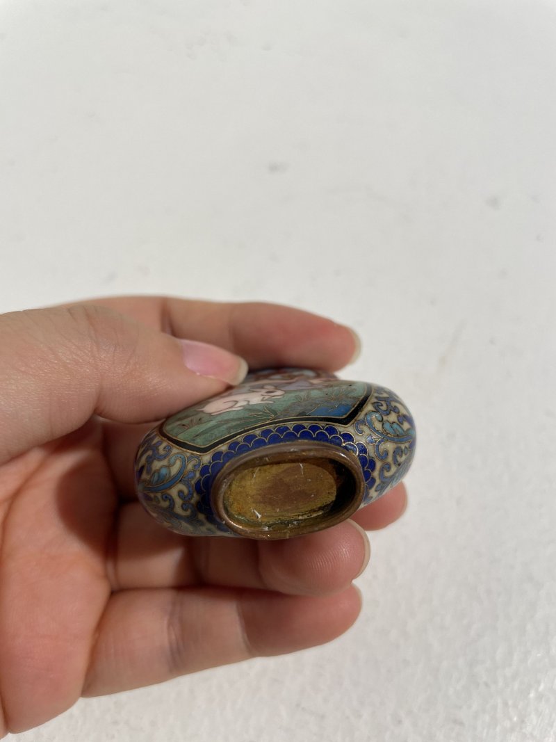 二十世紀 銅胎琺琅⌈松鶴延年⌋、⌈雙兔⌋鼻煙壺二件 | TWO CLOISONNÉ SNUFF BOTTLES - 图6