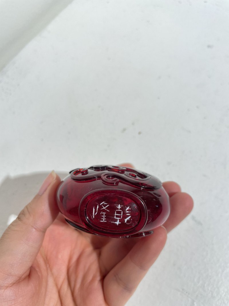 十九世紀 寶石紅玻璃龍鳳紋鼻煙壺 ⌈乾隆⌋刻款 | A RUBY-RED GLASS 'DRAGON AND PHOENIX' SNUFF BOTTLE - 图2