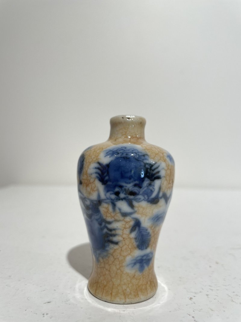 十九/二十世紀 青花⌈二甲傳臚⌋小梅瓶、豆青釉抱月瓶式鼻煙壺二件及鼻煙碟一件 （碟）⌈玩玉⌋青花楷書款 | TWO CERAMIC SNUFF BOTTLES AND A SNUFF DISH - 图16