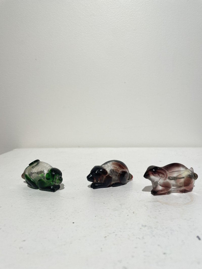 十九世紀 玻璃「猴」、「犬」、「羊」鼻煙壺三件 | THREE BI-COLOUR GLASS 'ZODIAC ANIMALS' SNUFF BOTTLES - 图48