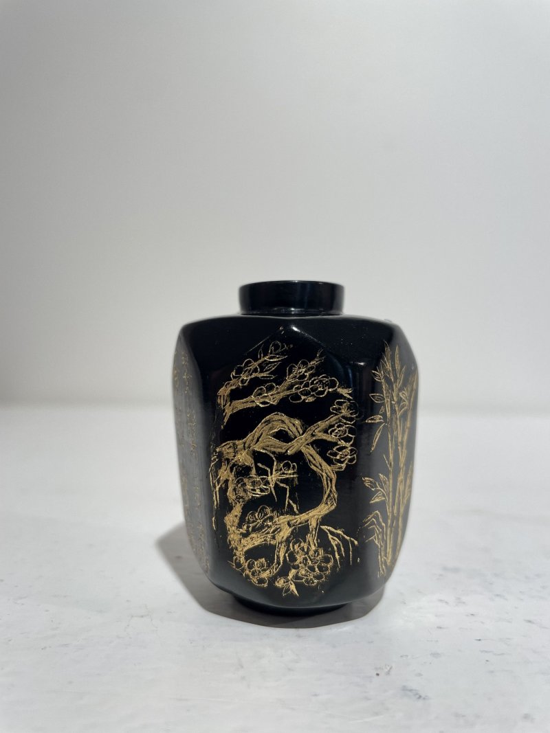 二十世紀 銅合金、鎏金黑色玻璃、雕刻葫蘆、打磨雕刻核桃、天然牙質鼻煙壺五件 其一⌈乾隆⌋刻款 | FIVE SNUFF BOTTLES OF VARIOUS MATERIALS - 图69