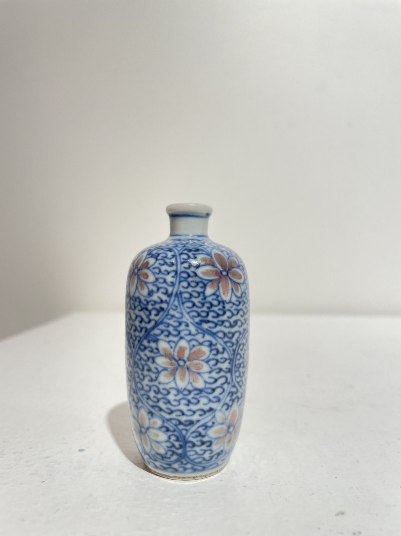 晚清至民國 青花釉裏紅蓮紋、青花人物紋鼻煙壺二件 | AN UNDERGLAZE-BLUE AND COPPER-RED 'LOTUS', AND A BLUE AND WHITE 'FIGURES' SNUFF BOTTLE - 图13