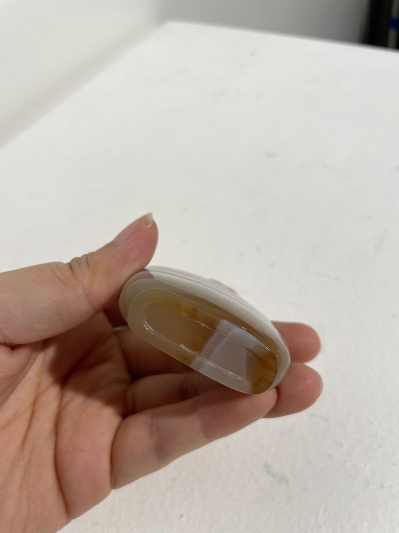 十九世紀 纏絲瑪瑙鼻煙壺、翡翠蓋 | A STRIATED AGATE SNUFF BOTTLE - 图2