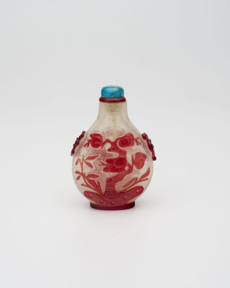 十九世紀 霏雪地套紅玻璃梅樹紋鼻煙壺 | A RED OVERLAY GLASS 'PRUNUS TREE' SNUFF BOTTLE