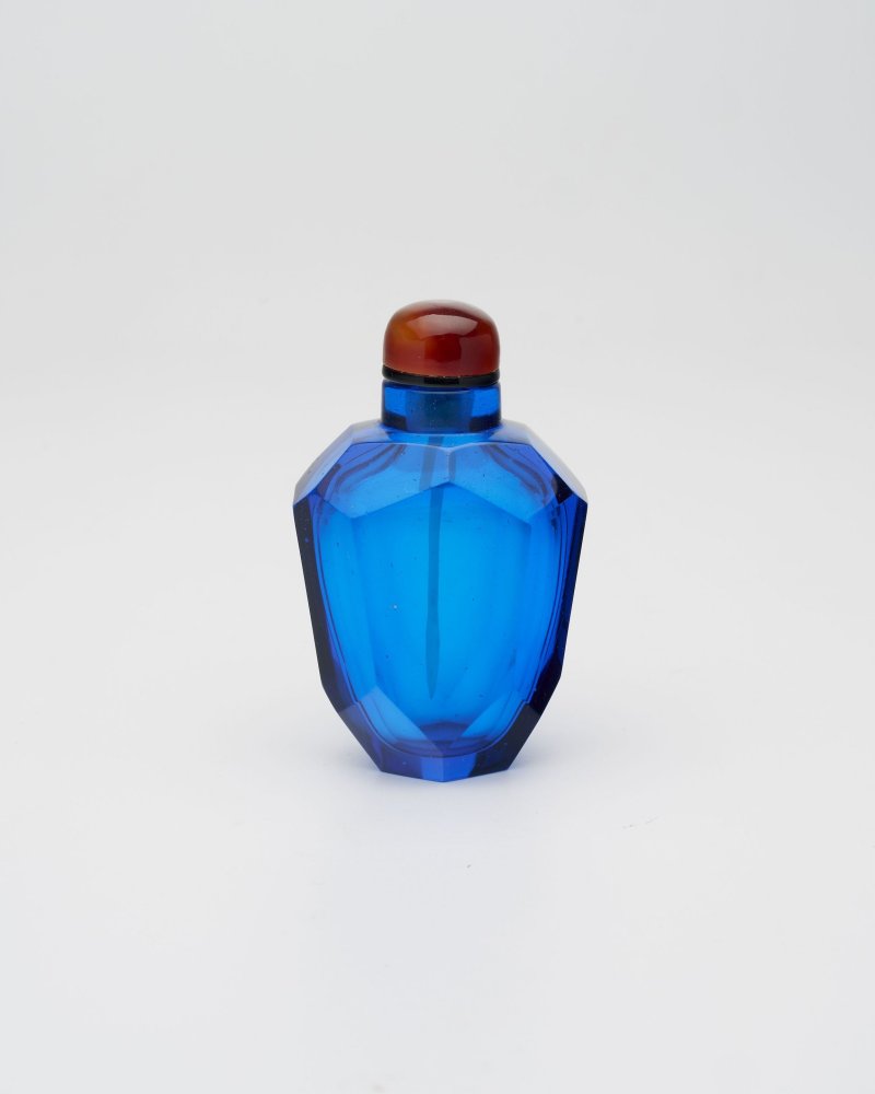 十八/十九世紀 藍玻璃磨花鼻煙壺 | A MULTI-FACETED BLUE GLASS SNUFF BOTTLE