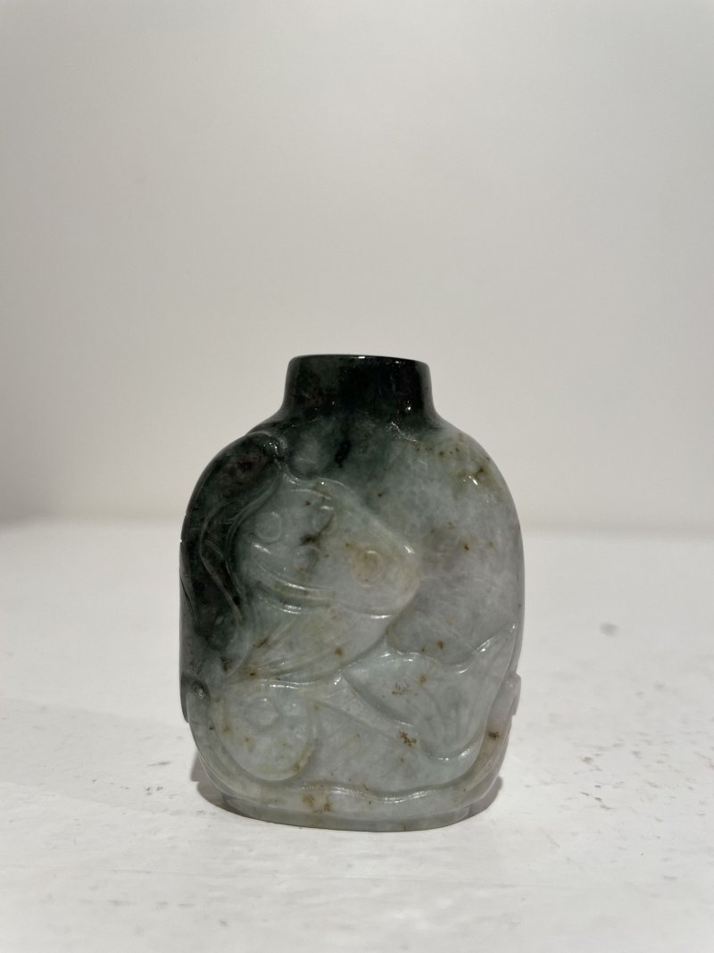 十九/二十世紀 碧玉⌈瓜瓞⌋、翡翠巧雕⌈連年有餘⌋、虎眼石⌈佛手⌋鼻煙壺三件 | A SPINACH JADE 'MELON', A JADEITE 'LOTUS' AND A TIGER'S EYE 'FINGER CITRON' SNUFF BOTTLES - 图24