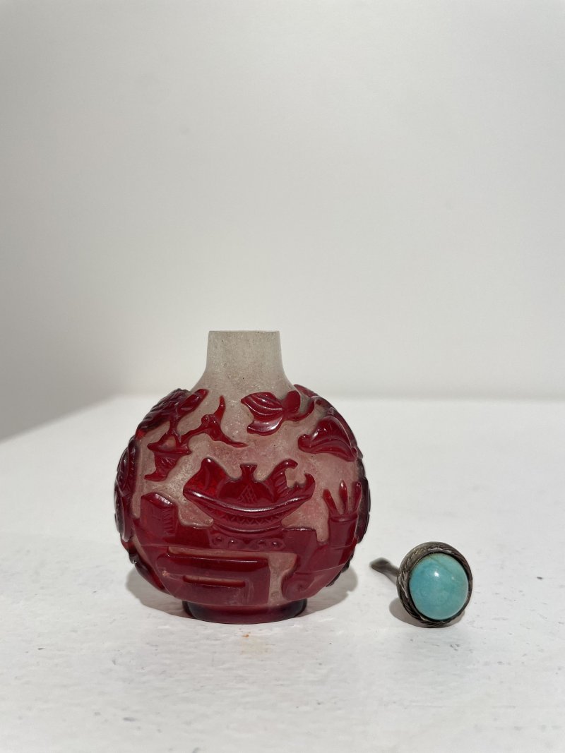 十九世紀 霏雪地套紅玻璃博古紋鼻煙壺 | A RED OVERLAY GLASS 'ANTIQUITY' SNUFF BOTTLE - 图9
