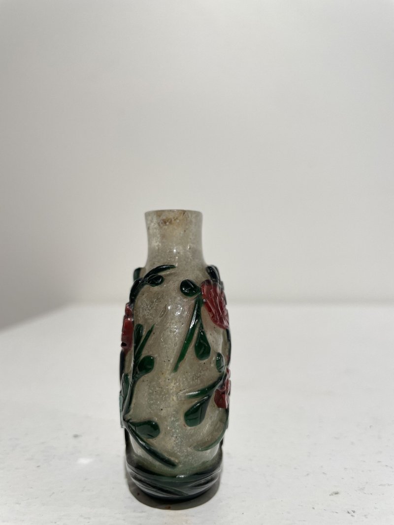晚清至民國 霏雪地套五色玻璃花卉紋鼻煙壺 | A MULTI-COLOUR OVERLAY GLASS 'PLUM BLOSSOM' SNUFF BOTTLE - 图21