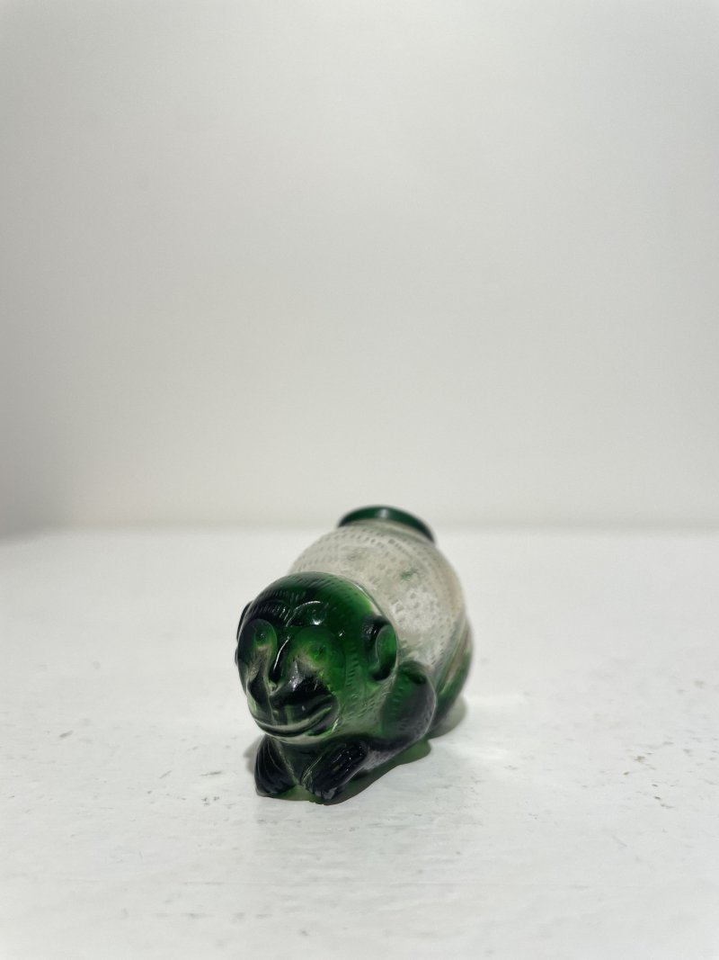 十九世紀 玻璃「猴」、「犬」、「羊」鼻煙壺三件 | THREE BI-COLOUR GLASS 'ZODIAC ANIMALS' SNUFF BOTTLES - 图22
