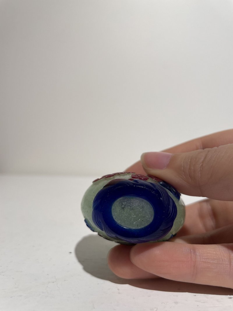 十九/二十世紀 白地套綠玻璃花鳥紋、淺綠地套三色玻璃蝶戀花紋、白地套藍玻璃行龍紋、玻璃胎畫琺琅花卉紋、多色玻璃葫蘆式、白地套墨黑玻璃印章紋鼻煙壺七件 其二⌈古月軒⌋藍料楷書款、⌈乾隆年製⌋青花楷書款 | SEVEN GLASS SNUFF BOTTLES - 图17
