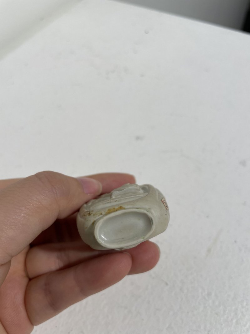十九世紀 瓷胎模印局部施釉人物紋鼻煙壺、鎏金鳳紋座 | A MOULDED AND PARTIALLY GLAZED BISCUIT 'FIGURES' SNUFF BOTTLE - 图6