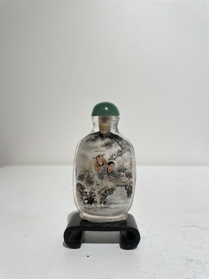 一九八三年 玻璃内畫⌈嬰戯琢釘•稚子垂釣⌋鼻煙壺 | AN INSIDE PAINTED GLASS 'CHILDREN' SNUFF BOTTLE - 图20