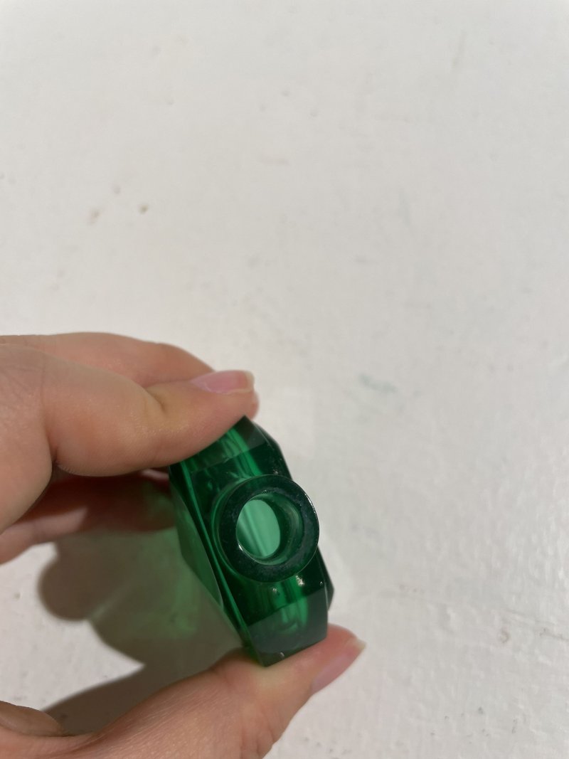 十九世紀中期 綠玻璃八楞式鼻煙壺 ⌈道光年製⌋刻款 | A FACETED GREEN GLASS SNUFF BOTTLE - 图16