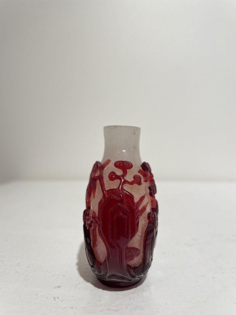 十九世紀 霏雪地套紅玻璃⌈竹林七賢⌋鼻煙壺 | A RED OVERLAY GLASS 'SCHOLARS' SNUFF BOTTLE - 图7