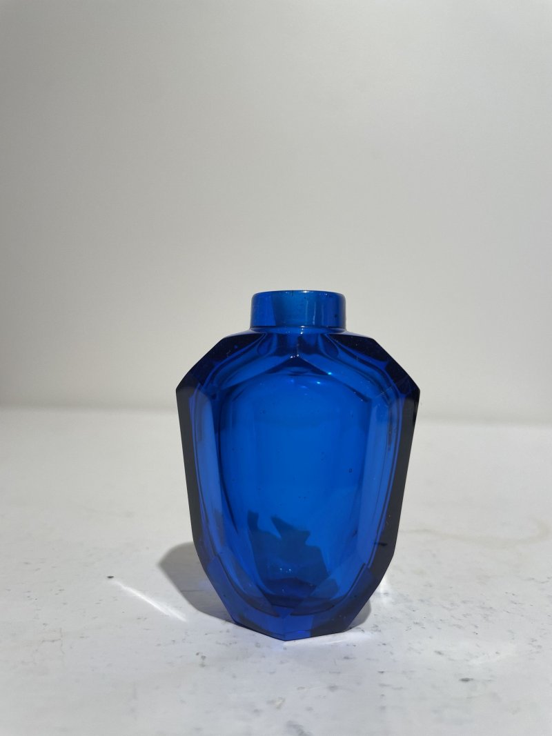 十八/十九世紀 藍玻璃磨花鼻煙壺 | A MULTI-FACETED BLUE GLASS SNUFF BOTTLE - 图5