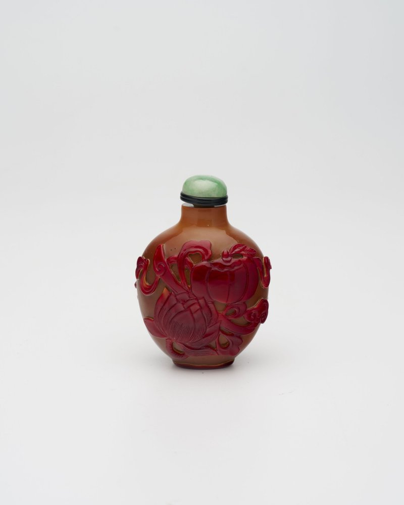 晚清至民國 琥珀套紅玻璃⌈瓜瓞綿綿⌋鼻煙壺、翡翠蓋 | A RED OVERLAY AMBER GLASS 'MELON AND LOTUS' SNUFF BOTTLE