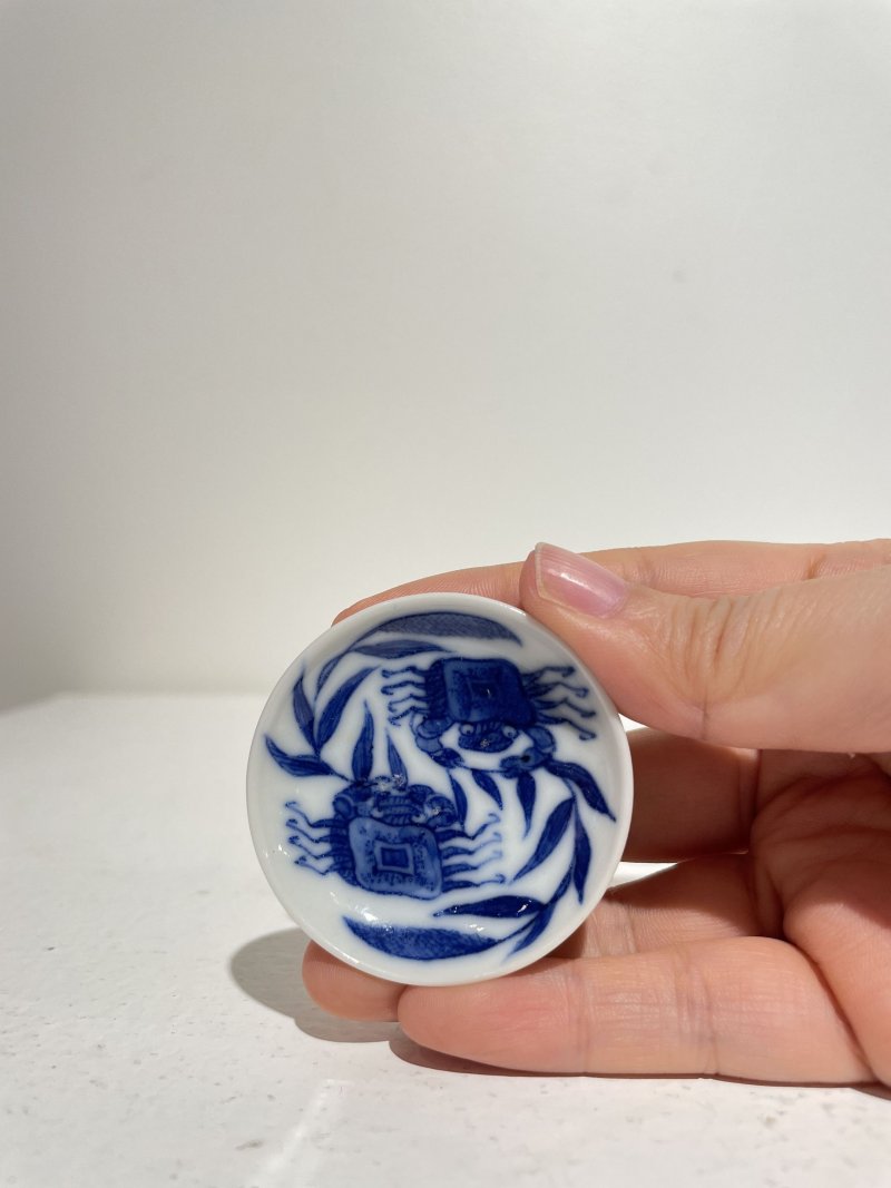 十九/二十世紀 青花⌈二甲傳臚⌋小梅瓶、豆青釉抱月瓶式鼻煙壺二件及鼻煙碟一件 （碟）⌈玩玉⌋青花楷書款 | TWO CERAMIC SNUFF BOTTLES AND A SNUFF DISH - 图21