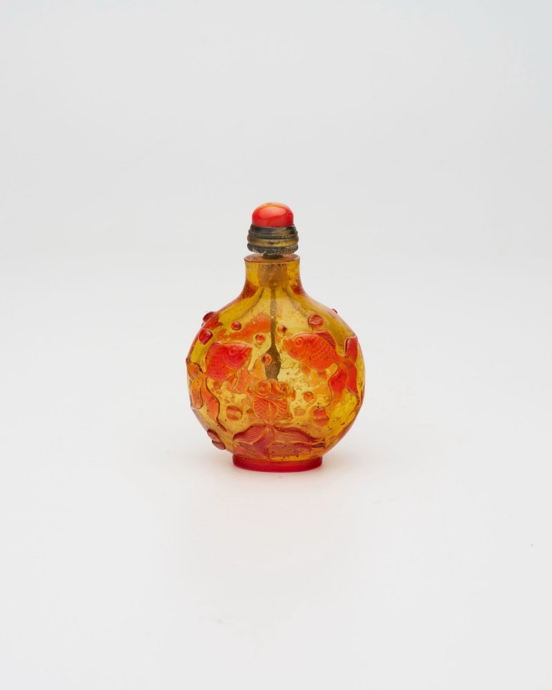 十九世紀 琥珀地套紅玻璃⌈金玉滿堂⌋鼻煙壺、珊瑚蓋 | A RED OVERLAY AMBER GLASS 'GOLDFISH' SNUFF BOTTLE