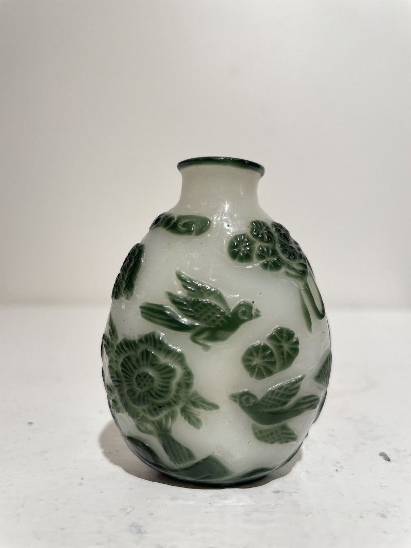 十九/二十世紀 白地套綠玻璃花鳥紋、淺綠地套三色玻璃蝶戀花紋、白地套藍玻璃行龍紋、玻璃胎畫琺琅花卉紋、多色玻璃葫蘆式、白地套墨黑玻璃印章紋鼻煙壺七件 其二⌈古月軒⌋藍料楷書款、⌈乾隆年製⌋青花楷書款 | SEVEN GLASS SNUFF BOTTLES - 图90