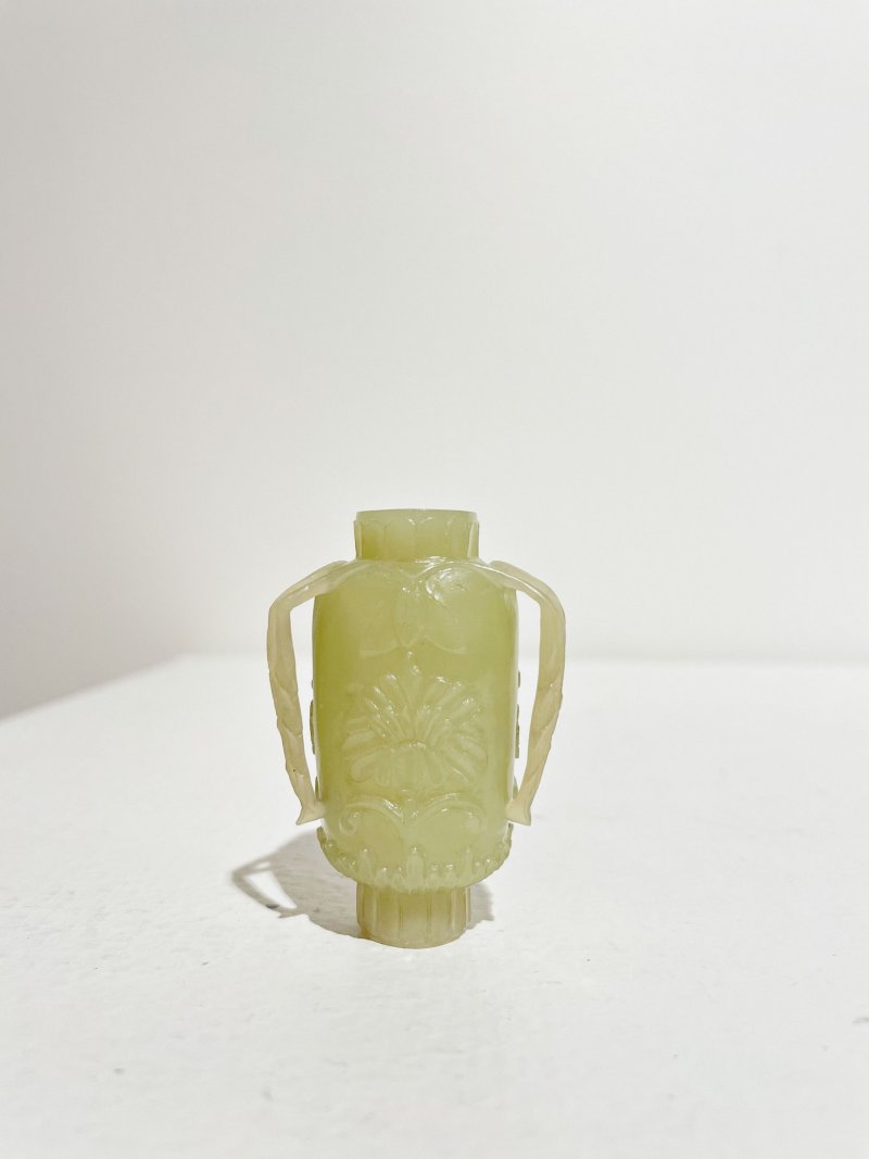 晚清至民國 青玉痕都斯坦式菊花紋鼻煙壺 | A MUGHAL STYLE YELLOW JADE 'CHRYSANTHEMUM' SNUFF BOTTLE - 图15
