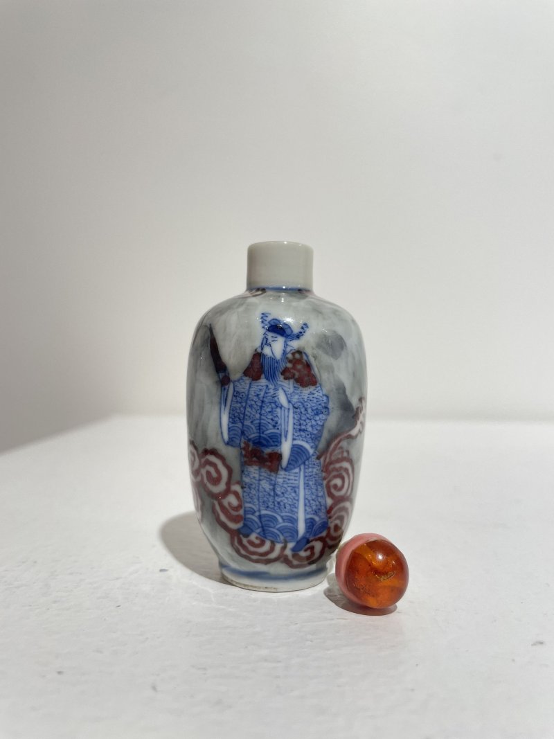 晚清 青花釉裏紅戲劇人物紋鼻煙壺 青花人物紋底款 | AN UNDERGLAZE-BLUE AND COPPER-RED 'FIGURES AMONG CLOUDS' SNUFF BOTTLE - 图8