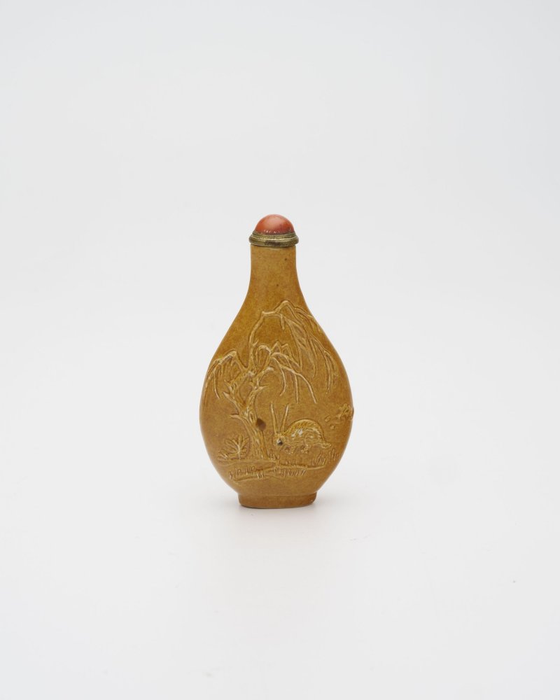 晚清至民國 瓷胎琥珀釉柳蔭兔紋鼻煙壺 | A MOULDED AND AMBER-GLAZED BISCUIT 'RABBIT' SNUFF BOTTLE