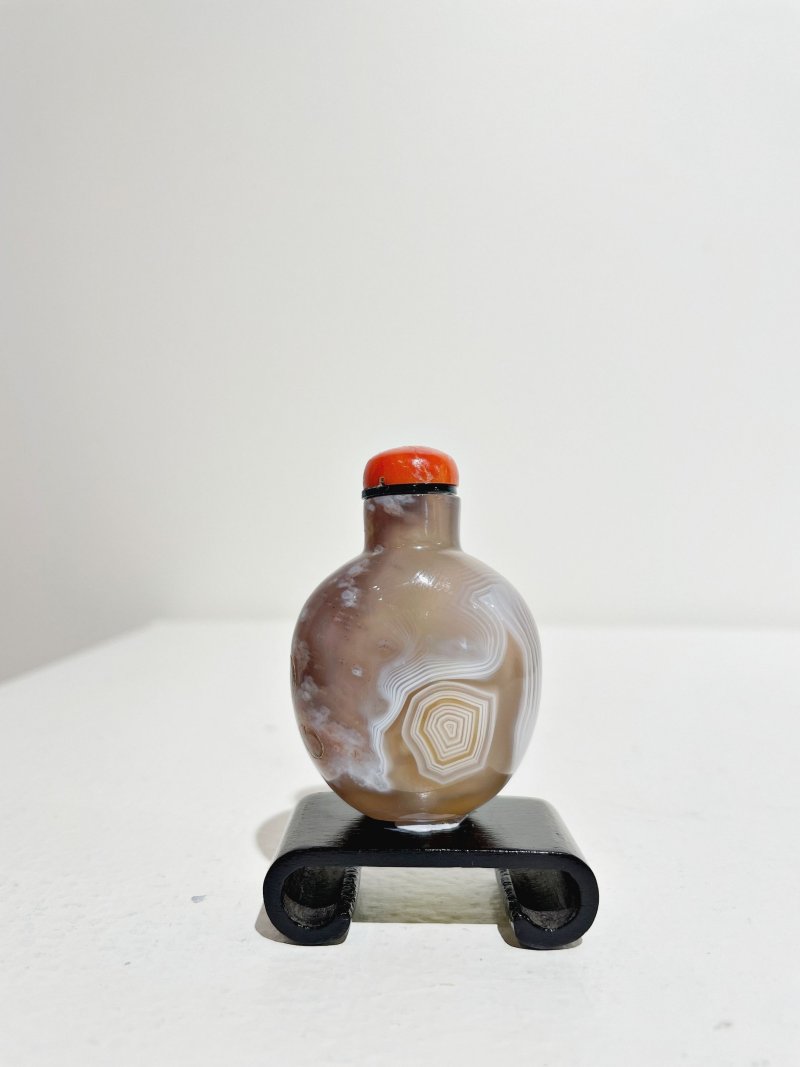 十八/十九世紀 纏絲瑪瑙鼻煙壺 | A STRIATED AGATE SNUFF BOTTLE - 图26