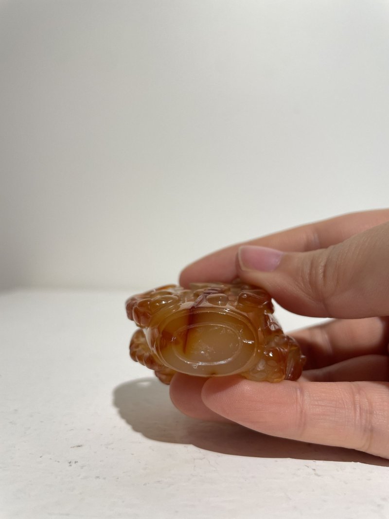 十九/二十世紀 橙色瑪瑙松鼠葡萄紋、紫色條帶瑪瑙雛菊紋鼻煙壺二件 | AN CHALCEDONY AGATE 'SQUIRREL' AND A STRIATED LAVENDER AGATE 'DAISY' SNUFF BOTTLE - 图4