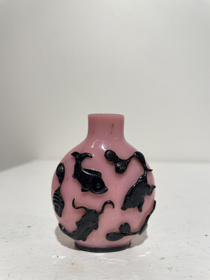 晚清至民國 粉地套黑玻璃⌈金玉滿堂⌋鼻煙壺 | A BLACK OVERLAY PINK GLASS 'GOLDFISH' SNUFF BOTTLE - 图24