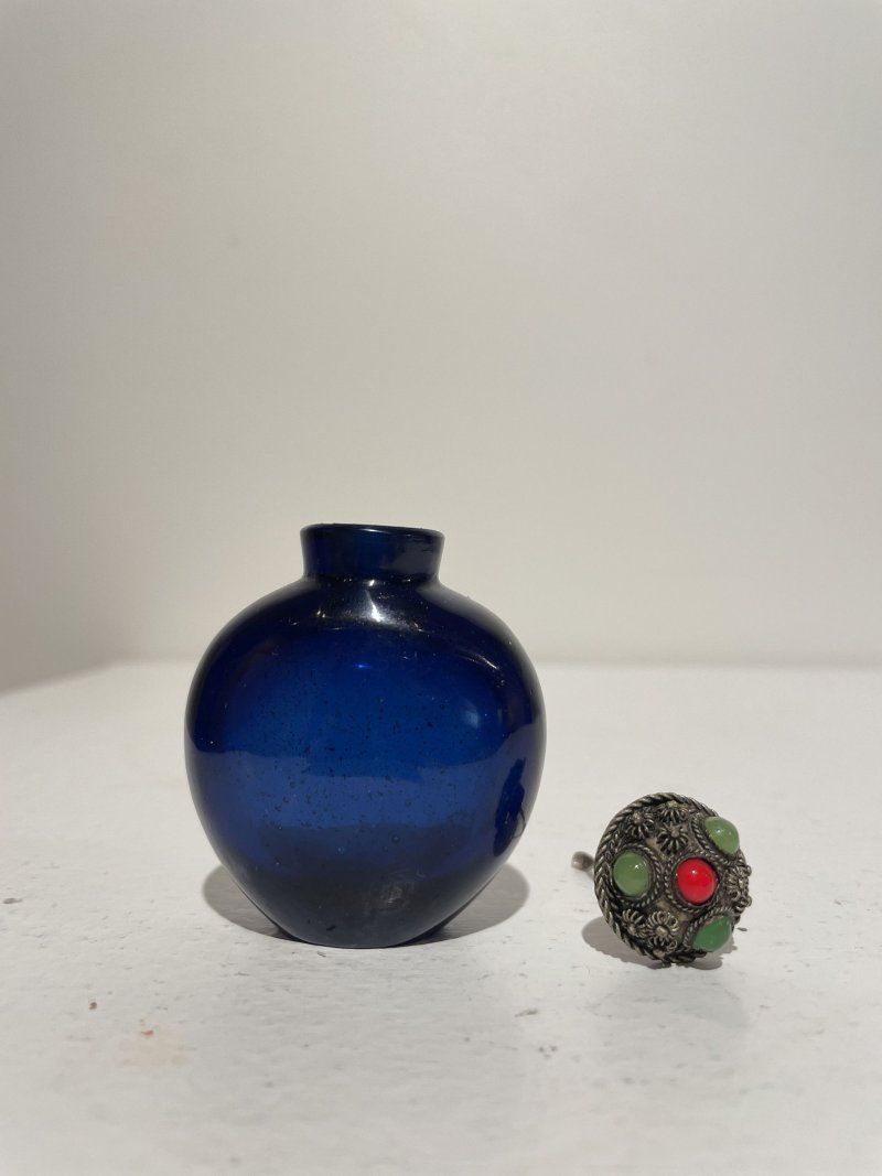 十九/二十世紀 透明地套藍玻璃蓮花紋、藍玻璃鼻煙壺二件及鼻煙碟一件 | TWO GLASS SNUFF BOTTLES AND A SNUFF DISH - 图24