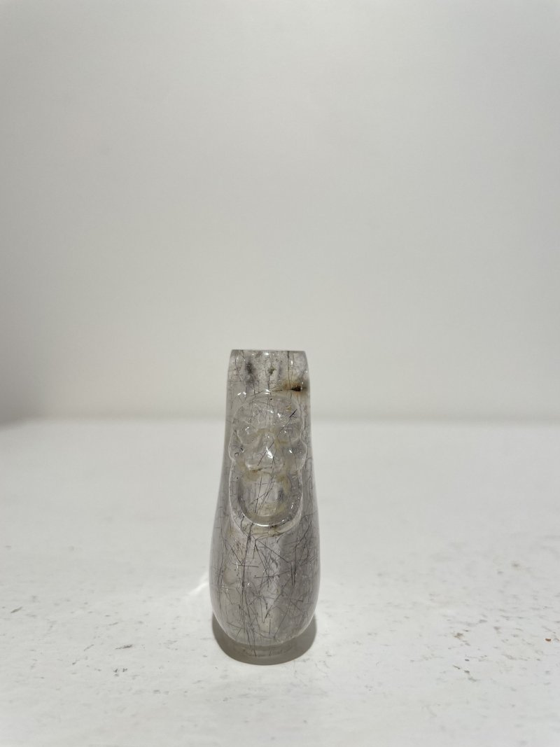 十九/二十世紀 抱子石、綠松石、水晶鼻煙壺三件 | A PUDDINGSTONE, A TURQUOISE, AND A ROCK CRYSTAL SNUFF BOTTLE - 图47