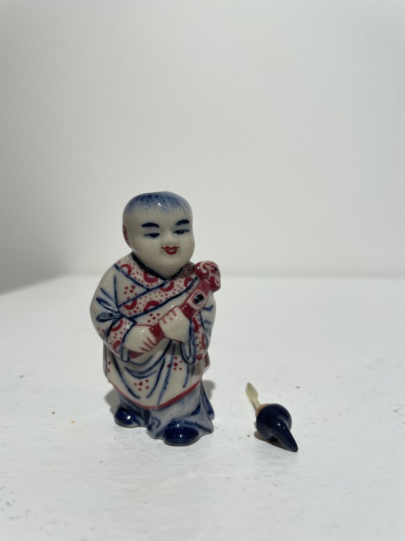 十九/二十世紀 青花庭院仕女紋、青花釉裏紅雙龍戲珠紋、瓷胎立姿童子、臥姿仕女、立姿老者鼻煙壺五件 其三⌈道光年製⌋、⌈乾隆年製⌋青花楷書款 | FIVE CERAMIC SNUFF BOTTLES - 图27