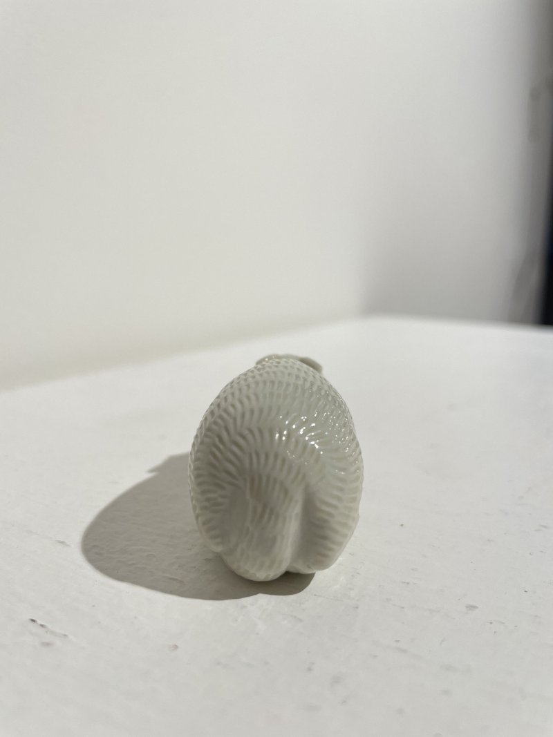 約一八五零年間 白釉模印⌈松鼠葡萄⌋鼻煙壺 | A MOULDED WHITE-GLAZED 'SQUIRREL AND GRAPES' SNUFF BOTTLE - 图6