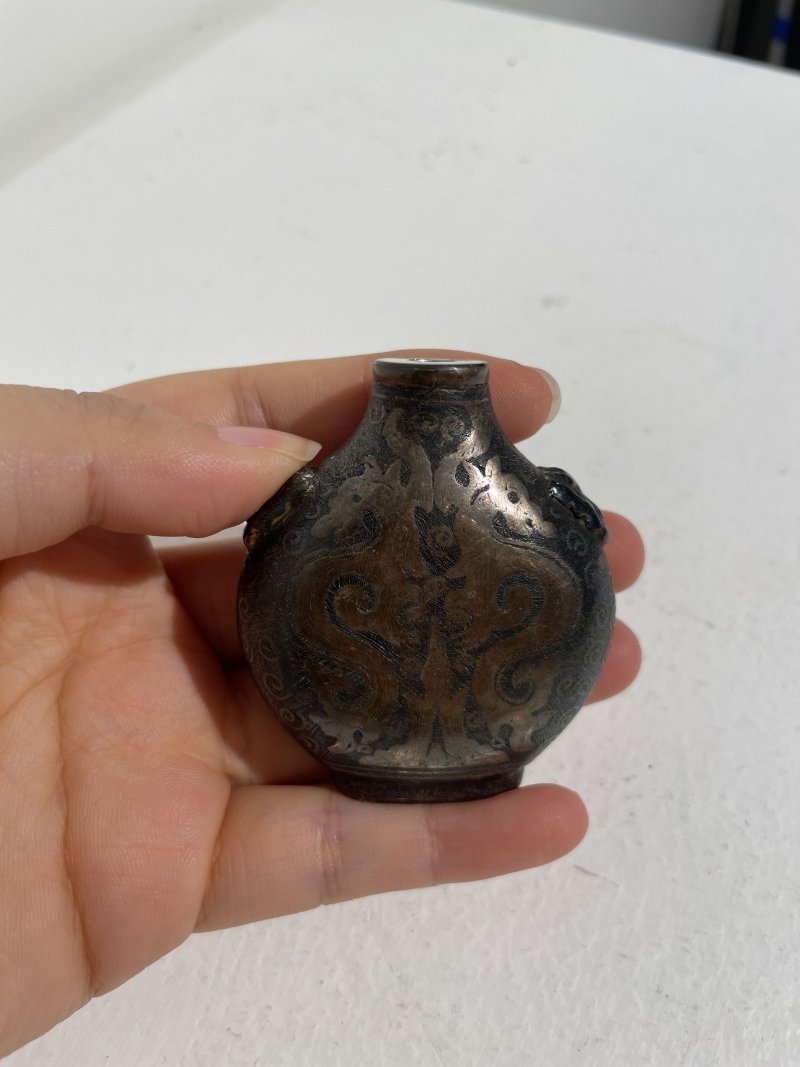 十九世紀 烏銀夔龍紋鼻煙壺 | A SILVER NIELLO 'KUI-DRAGON' SNUFF BOTTLE - 图20