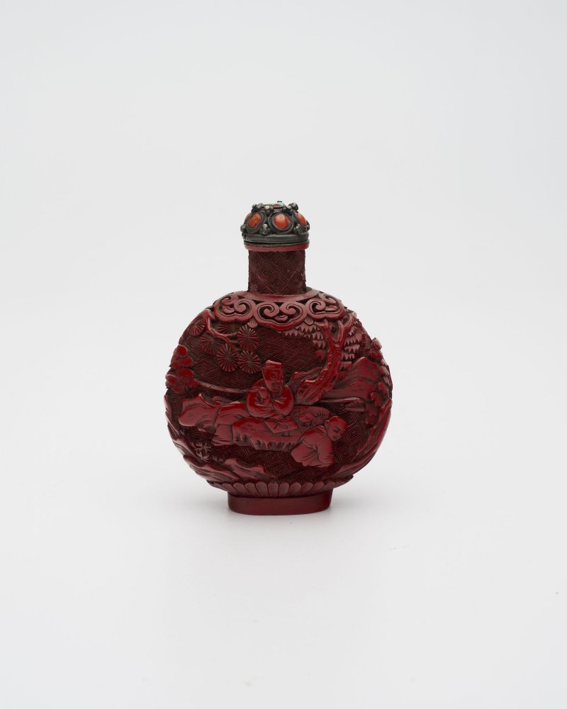 十九世紀 剔紅山水人物紋鼻煙壺、木雕石紋座 | A CINNABAR LACQUER 'FIGURES IN LANDSCAPE' SNUFF BOTTLE - 图2