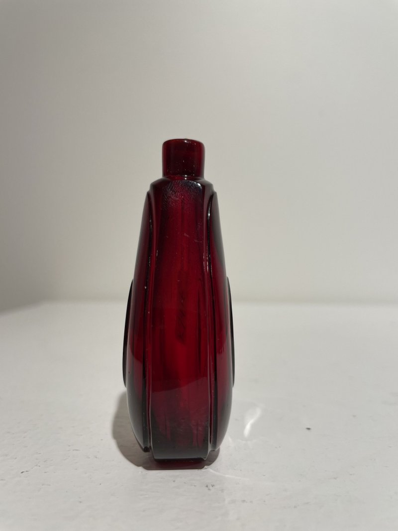 十八/十九世紀 寶石紅玻璃鼻煙壺 | A RUBY-RED GLASS SNUFF BOTTLE - 图6