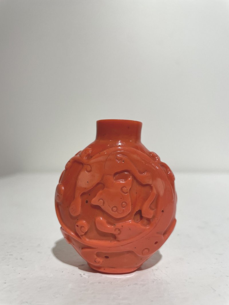 十九世紀 料仿珊瑚螭龍紋鼻煙壺 | A GLASS 'CHI DRAGON' SNUFF BOTTLE IMITATING CORAL - 图12