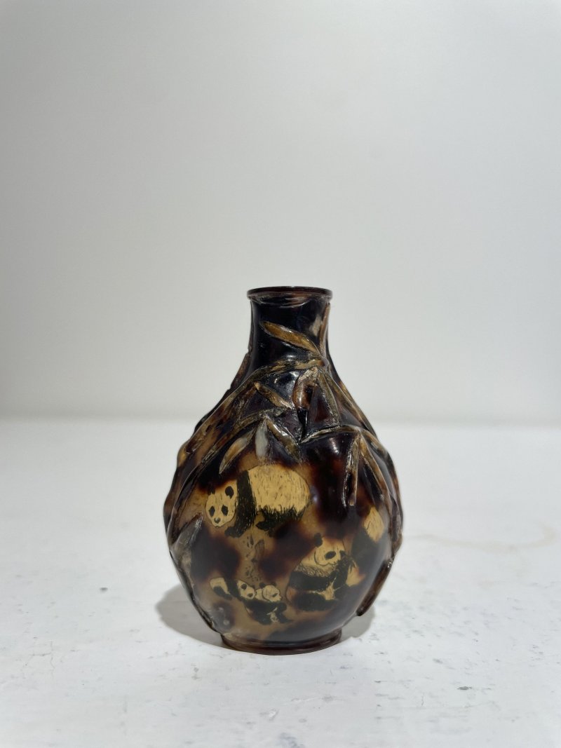 二十世紀中期 玳瑁内繪熊貓紋鼻煙壺 | AN INSIDE PAINTED TORTOISESHELL 'PANDA' SNUFF BOTTLE - 图12