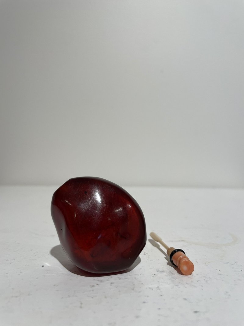 十八/十九世紀 琥珀隨形鼻煙壺 | AN AMBER PEBBLE-SHAPED SNUFF BOTTLE - 图12