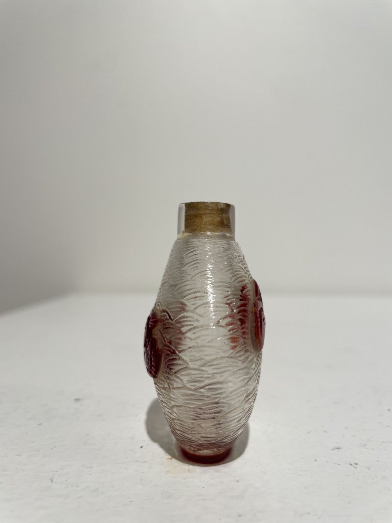 十九世紀 透明地套紅玻璃⌈鴛鴦戲水⌋鼻煙壺 | A RED OVERLAY GLASS 'MANDARIN DUCKS' SNUFF BOTTLE - 图15