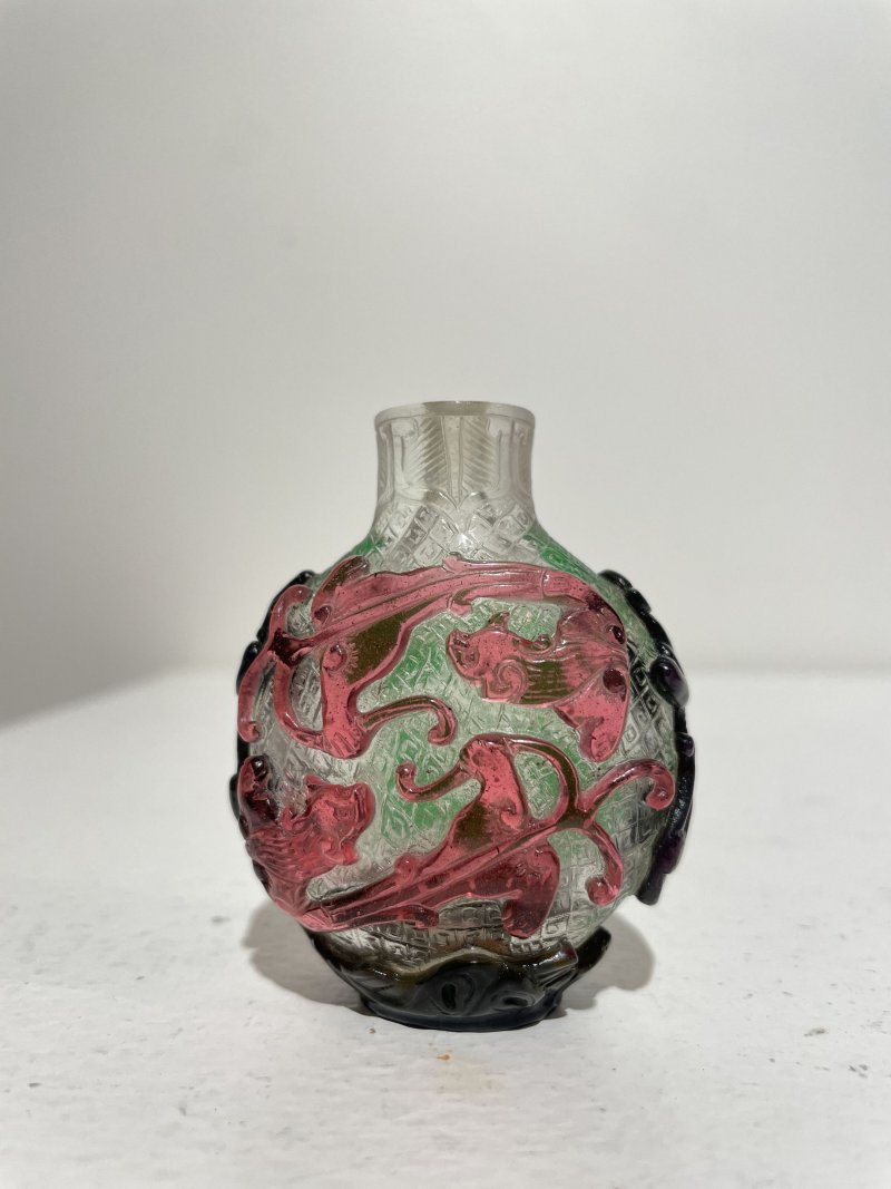 晚清 透明地套雙色玻璃螭龍紋鼻煙壺 | A MULTI-COLOUR OVERLAY GLASS 'CHI-DRAGON' SNUFF BOTTLE - 图18