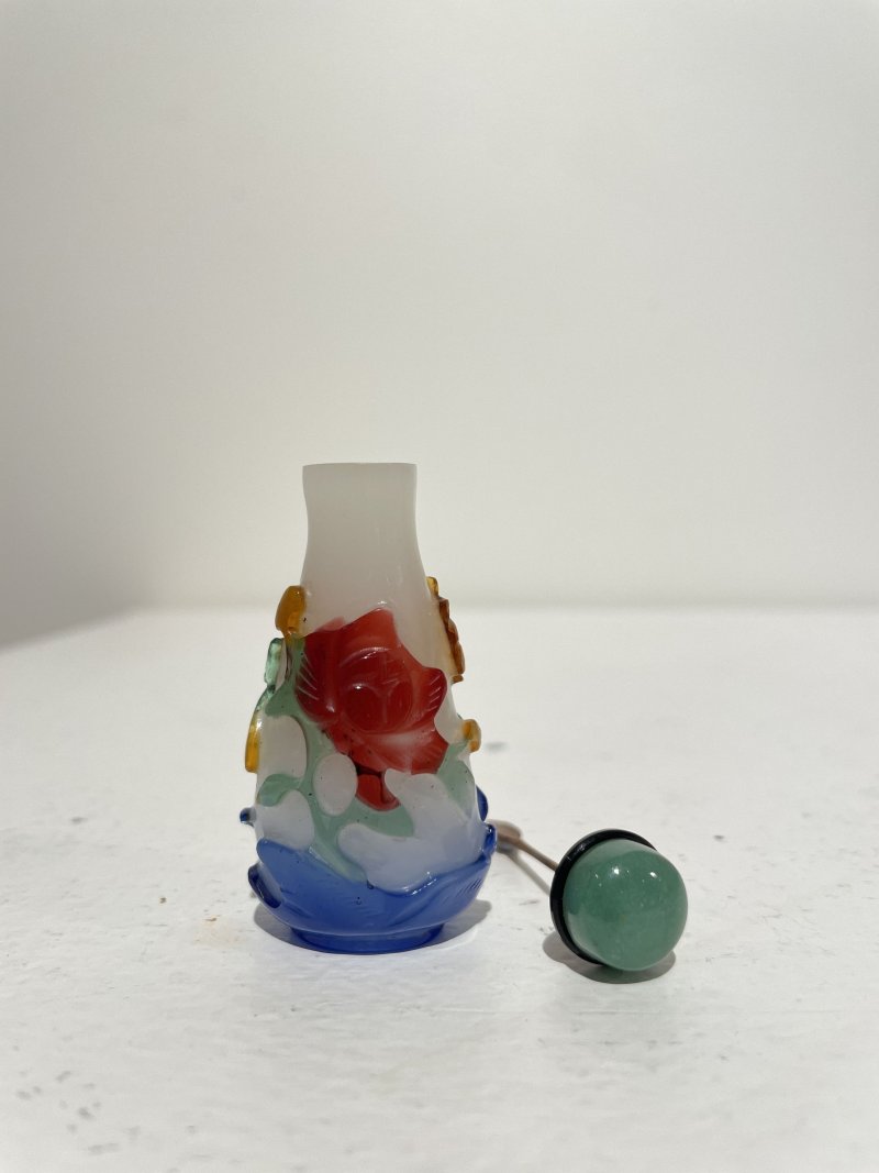 晚清至民國 涅白地套四色玻璃福來、花卉紋鼻煙壺二件 | TWO MULTI-COLOUR OVERLAY TRANSLUCENT GLASS 'FLORAL' AND 'RADISH' SNUFF BOTTLES - 图32