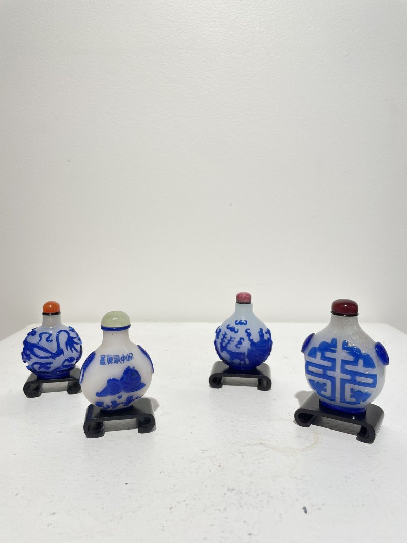 十九/二十世紀 白地套藍玻璃行龍紋、人物紋、仙翁駕鹿紋、團壽紋鼻煙壺四件 | FOUR BLUE OVERLAY GLASS SNUFF BOTTLES - 图30